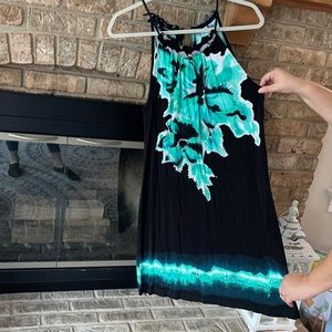 Cute summer dress. Is a large but fits like a M